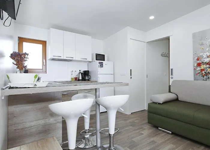 Mobile Smaragd Vikendica Biograd Na Moru